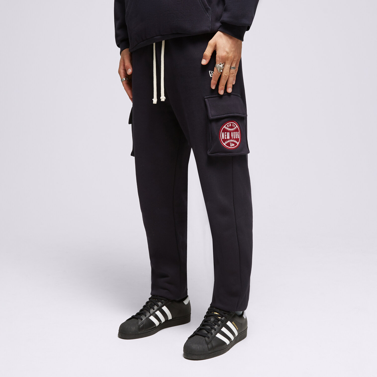 Bărbați pantaloni NEW ERA PANTALONI  NE CARGO NONE 60416407 Bleumarin