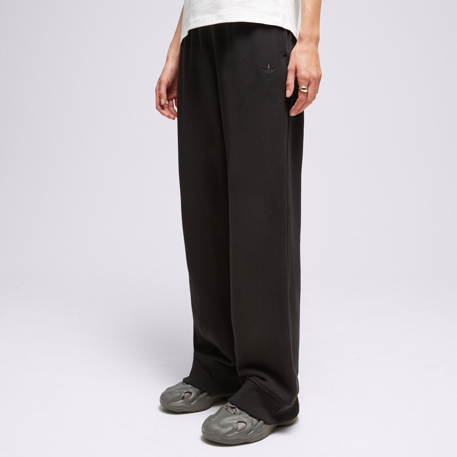 Femei pantaloni ADIDAS PANTALONI  WIDE CUF JOGGER II8029 Negru