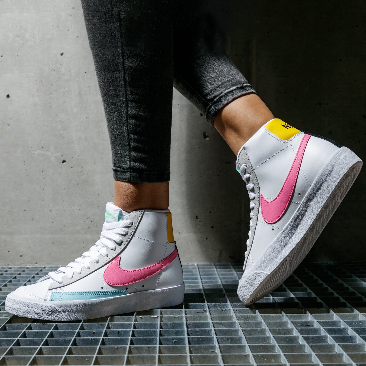 nike wmns mid