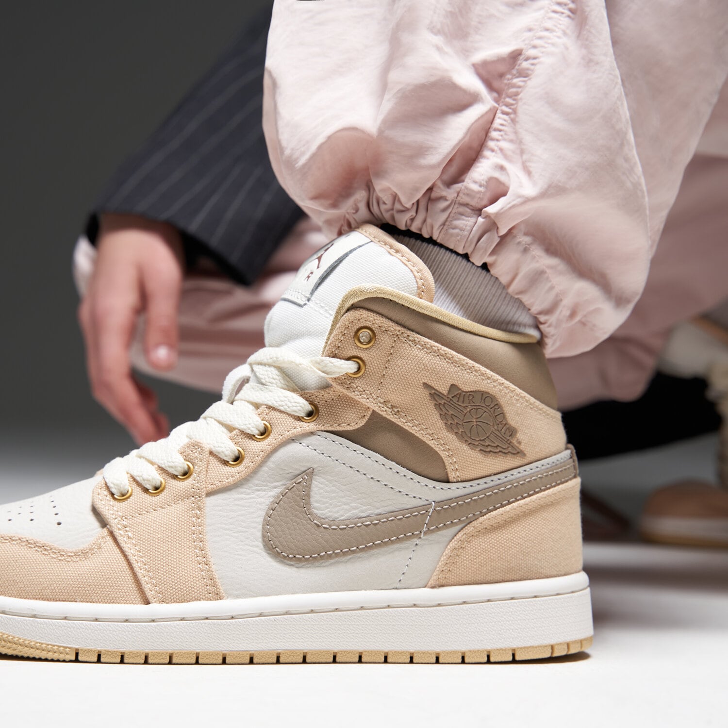 Wmns Air Jordan 1 Mid Se Emea — foto 3